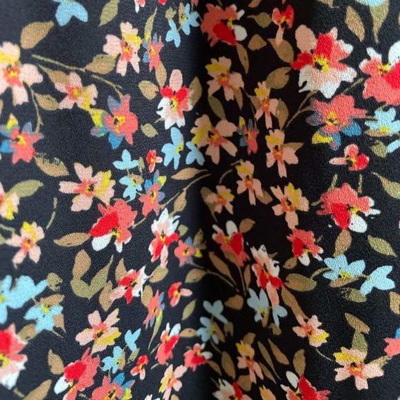 Floral Loft Blouse - Picture 4 of 5